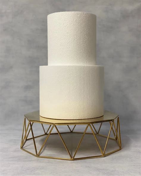 How To Choose The Perfect Wedding Cake Stand Elegant Wedding Ideas
