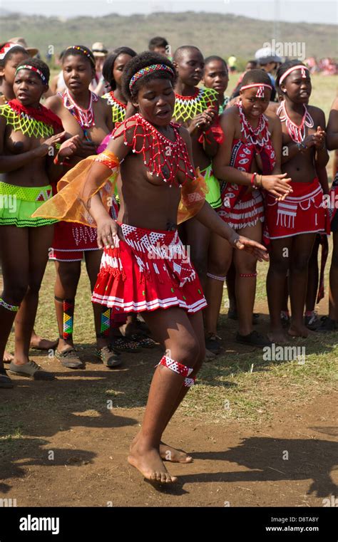 Zulu Reed Dance Im Enyokeni Palace Nongoma S Dafrika Stockfotografie