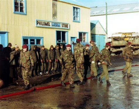 Argentine Surrender In The Falklands War Wikipedia Falklands War