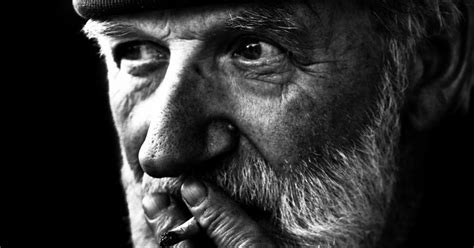 صورة رجل عجوز يدخن سجارة حزينة صور رجل مسن حزين يدخن سجارة