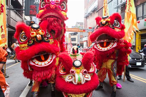 The following weapons were used in the film year of the dragon: Chinese Lion Dance or Dragon Dance?