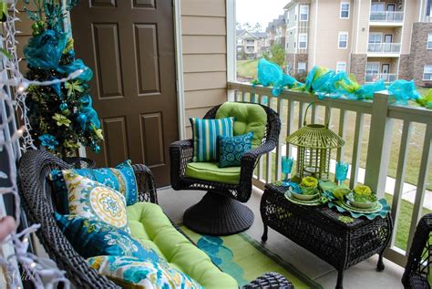 15 Amazing Balcony Decor Ideas For Christmas