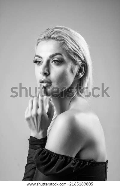 Sexy Lady Platinum Blonde Hair Female库存照片2165189805 Shutterstock