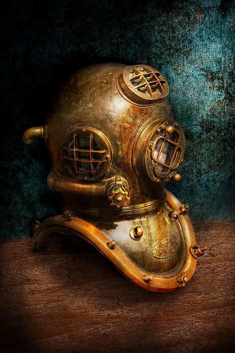 These pendulux diver helmet replicas are exacting miniatures of various styles of vintage dive helmets popularized in the 1800's. FineArtAmerica.com | Escafandra, Buceo, Antigüedades