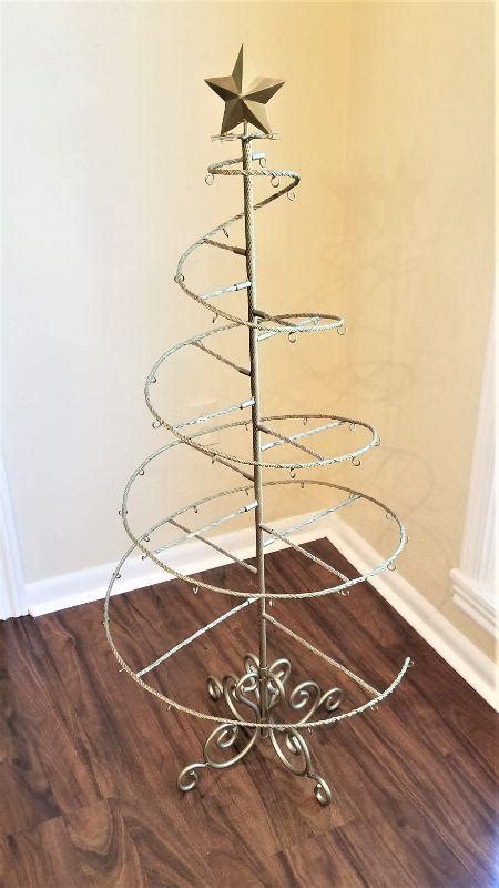 Lot 18 Metal Christmas Tree Holds 40 Ornaments