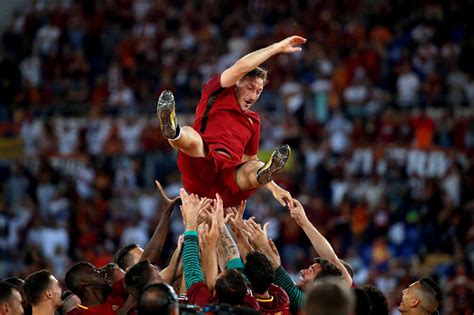 Twitter unofficial fan page © facebook unofficial fan page ©. Roma, finalmente Totti! L'annuncio malinconico: "io ...