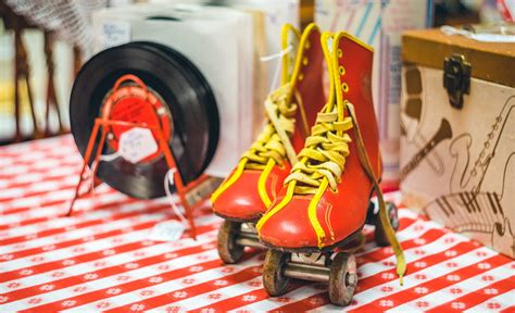 무료 이미지 스포츠 포도 수확 복고풍의 늙은 스케이트 보딩 어린 봄 빨간 색깔 라이프 스타일 여가 크리스마스 구두끈 미술 장난 스케이팅