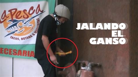 Jalando El Ganso Broma Pesada En La Calle Bromas De Risa YouTube