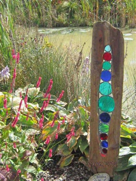 Easy 10 Diy Glass Yard Art Design Ideas For Your Garden Decor Glass Garden Art Glass Garden