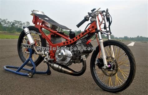 Nah itulah sedikit informasi bagaimana cara memodifikasi motor satria 2 tak yang sudah cukup banyak menginspirasi. Modifikasi Satria 2T Drag Bike: 7,73 Detik Di Kelas Non Built Up 2T 130 cc, Power Besar ...