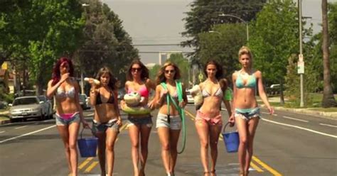 Горячее видео сексуальные девушки моют машину без рук Люкс fm
