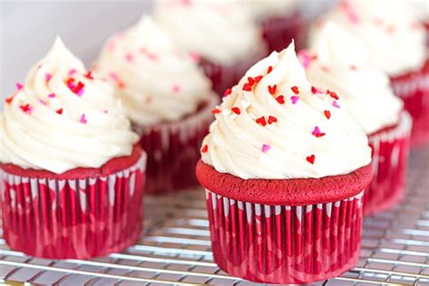 The deep red color makes the cupcakes an exquisite treat for valentine's day or any occasion. Resepi Red Velvet Cupcake