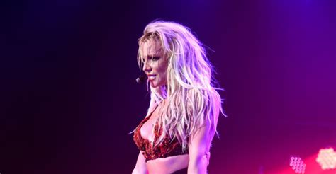 Oops Britney Spears Suffers Wardrobe Malfunction On Stage Britney Spears Wardrobe