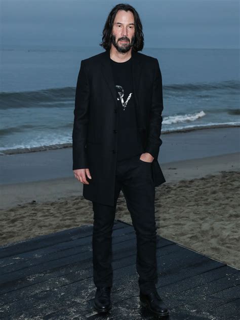 Keanu Reeves Goes Shirtless On Beach In Malibu Pics Hollywood Life