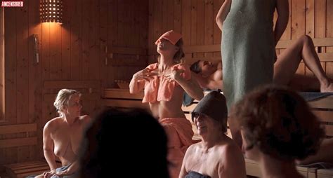 Christina Rainer Nuda ~30 Anni In Heated A Sauna Session