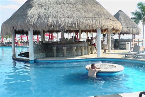 The Sexy Pool With Swim Up Bar Picture Of Temptation Cancun Resort