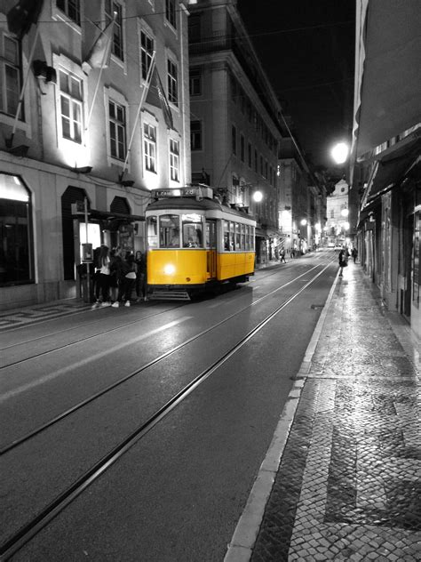 무료 이미지 검정색과 흰색 도로 화이트 거리 밤 시티 지하철 시가 전차 수송 차량 검은 노랑 단색화 레인 대중 교통 하부 구조 포르투갈