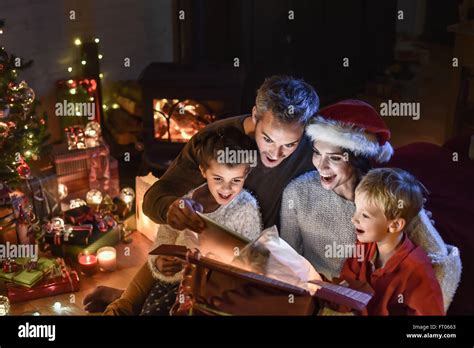 Familia Feliz Encuentra Una Tableta Digital En Un Regalo En La Noche De