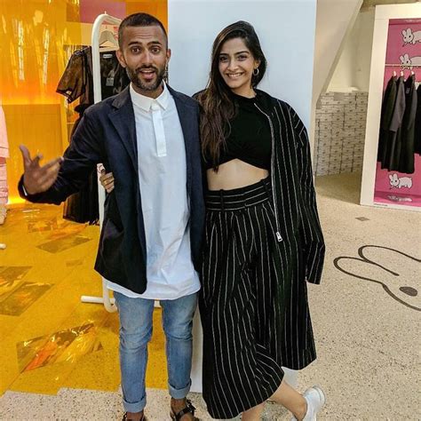Video Sonam Kapoor On A Movie Date With Boyfriend Anand Ahuja In Mumbai