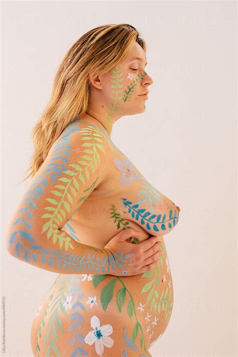 Profile Portrait Of Curvy Naked Woman With Body Art Body Positive Del Colaborador De Stocksy