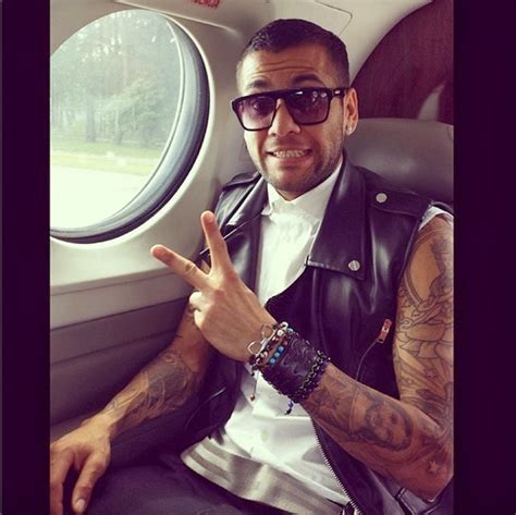 Dante e daniel alves comandam o pagode no vôo da seleção para goiânia. O Mocorongo: O estilo do jogador Daniel Alves: "Ousado e ...