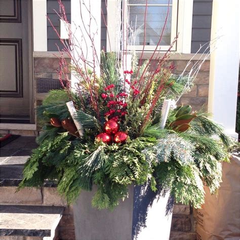 20 Outdoor Planter Christmas Decorating Ideas