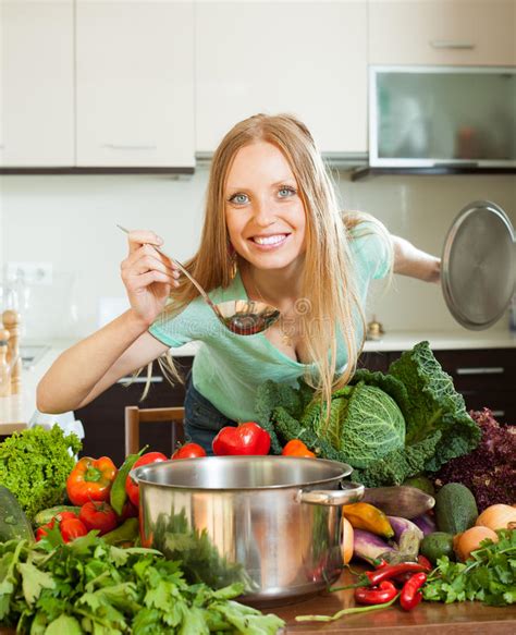 Ama De Casa Feliz Con La Col Y Las Verduras Crudas Foto De Archivo