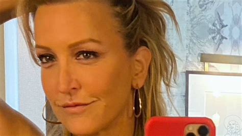 Gmas Lara Spencer Shares Unbelievable Poolside Selfie And Fans Are In