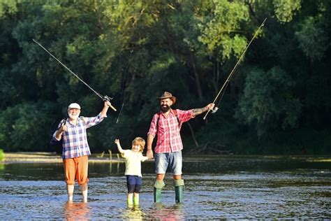 Papá E Hijo Pescando En Un Lago Foto Premium