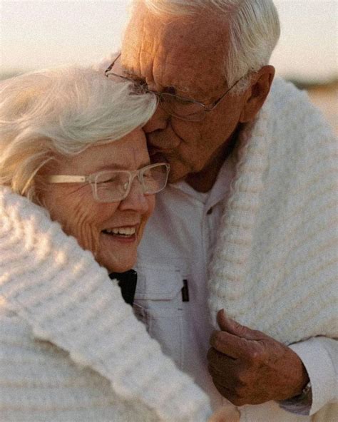 Pin By Eva On Love Couples Older Couple Photography Older Couple Poses Old Couple Photography