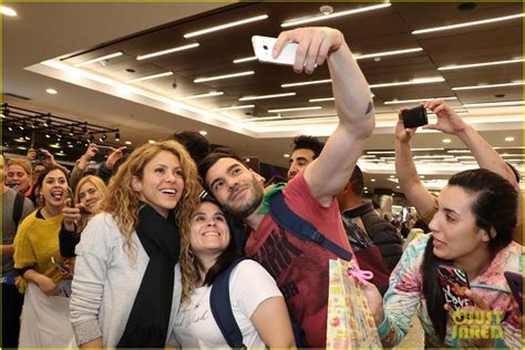 Shakira Greets Fans While Arriving In Argentina Photo 4170643