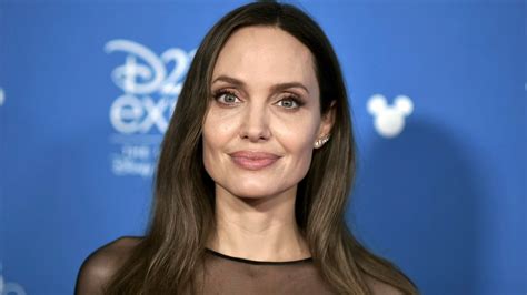 Полное имя — анджелина джоли войт (angelina jolie voight). Angelina Jolie mudou o nome dela; veja o motivo