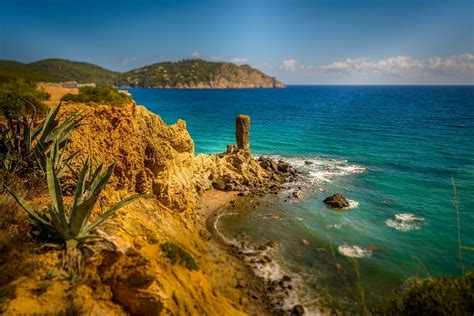 Wer mag, kann an dem gut ein kilometer langen sandstrand im süden ibizas ganz offiziell. Die schönsten Strände auf Ibiza | endlichurlaub.de