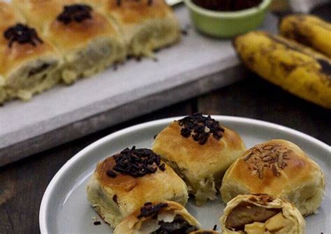 Gambar resep bolen pisang keju khas bandung. Resep Bolen Pisang (tanpa korsvet) oleh Moona's Kitchen - Cookpad