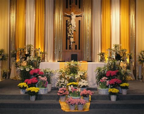 Love The Gold And White Fabric Banners Decoraciones De Altar