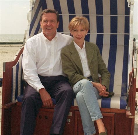 1990'dan 1998'e kadar aşağı saksonya eyaleti başbakanıydı. Altkanzler: "Meine Frau weinte" - Gerhard Schröder über 9 ...