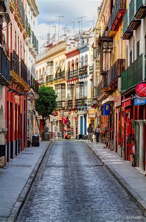 Y ahora te damos la oportunidad de cumplir el tuyo. Paseando por el centro. Sevilla - España