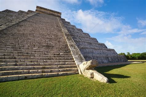 Pirámide De Chichen Itza Templo El Templo Kukulcan En México Yucatán