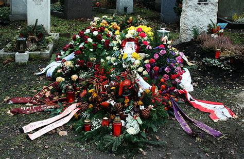 Datei:Frisches Grab am Westfriedhof in Muenchen 02.JPG – Kathpedia
