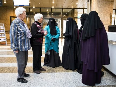 Dutch Mps Vote Overwhelmingly To Ban Islamic Burqa In Public