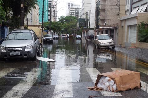 Chuva forte alaga ruas em Santos e São Vicente fotos em Santos e
