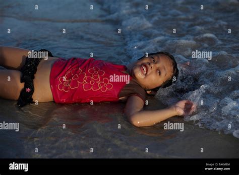 Linda Chica Asiática Preadolescentes Tendido En El Agua Chapoteando En El Océano En La Playa