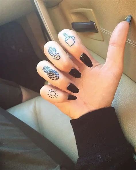 69 Tatuajes En Los Dedos Para Chicas Que Te Encantarán
