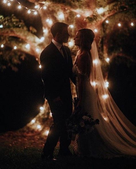 30 Romantic Night Wedding Photo Ideas In 2020 Night Wedding Photos