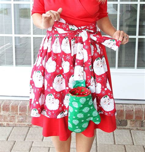 Stitch so that your finished gloves will stretch along the seamlines. Apron with Detachable Oven Mitt Pattern | AllFreeSewing.com