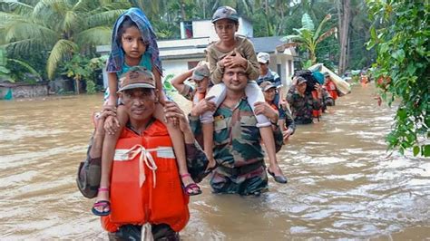 kerala floods cm seeks details of losses of those in relief camps to transfer rs 10 000 to