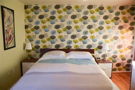 Stuff.'s board mid century modern, followed by 1325 people on pinterest. One accent wall of wallpaper - transforms Rebecca and ...