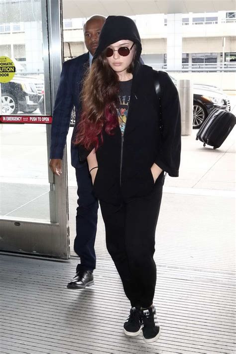 Katherine Langford Goes Incognito As She Arrives To Catch A Flight Out Off Jfk Airport In New York