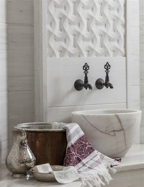 Objets en métal martelé, paniers tressés et foutas moelleuses font partie des incontournables qui donnent un air d'ailleurs à nos moments de. Comment avoir une ambiance hammam dans sa salle de bain