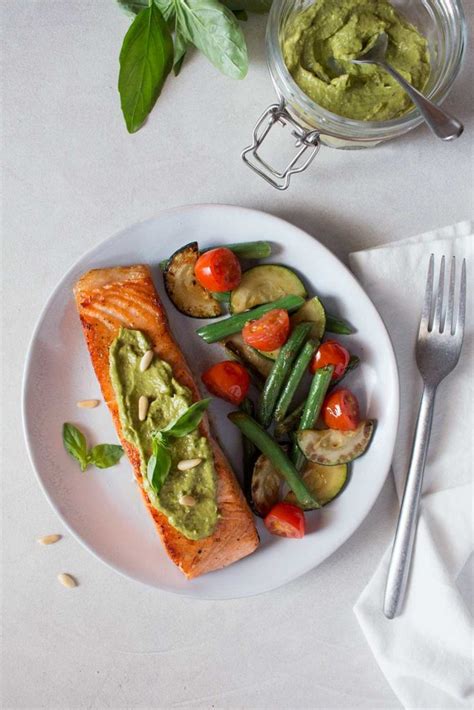 Salmón con verduras salteadas y pesto Blog de Cucute